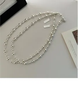 Détail du collier à billes en argent sterling S925 avec étiquettes carrées et chaîne