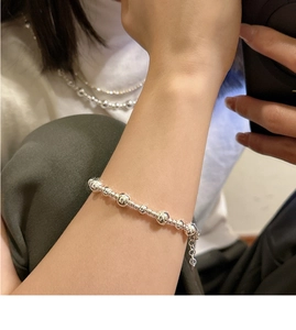 Détail d'un bracelet en argent sterling S925 ajustable porté au poignet d'une femme