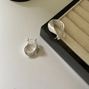 Minimalistische S925 sterling zilveren oorringen met meerlaags gebogen lijnontwerp