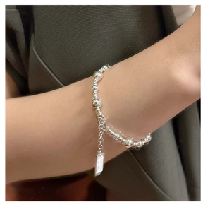 Gros plan d'un collier en argent S925 avec perles et pendentif rectangulaire porté