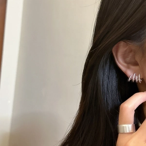 Minimalistische S925 Sterling Silber strukturierte Ohrstecker und breiter Bandring Set