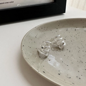 S925 Sterling Silber Mehrschichtige Creolen mit Hammerschlag-Textur auf einem Keramikteller