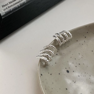 S925 Sterling Silber Mehrschichtige Ohrmanschetten mit gehämmertem Finish auf Keramikteller