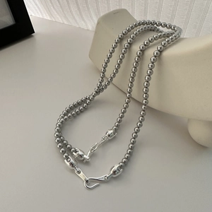 Vue détaillée du collier à billes en argent sterling S925 avec fermoir à crochet