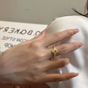 S925 sterling silver ring with golden four-leaf clover motif and twisted silver band