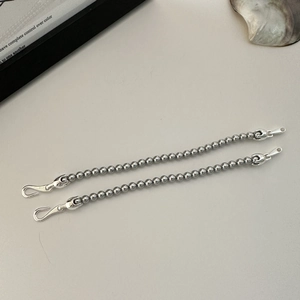 Détail macro d'une chaîne à billes en argent S925 avec fermoir à crochet en S sûr