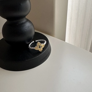 S925 silver open ring featuring a gold four-leaf flower and twisted rope band design