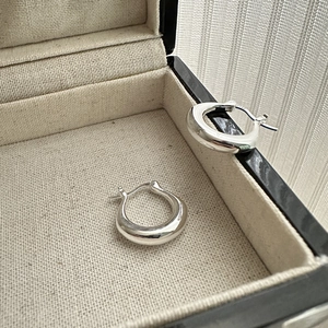 Minimalist S925 sterling silver chunky U-shaped hoop earrings with a polished mirror finish