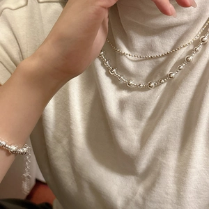 Ensemble collier et bracelet en argent sterling S925 porté par un mannequin
