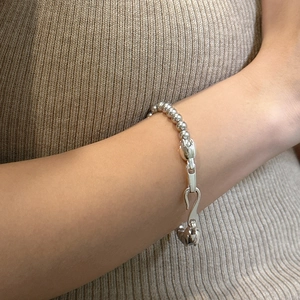 Bracelet à billes en argent sterling 925 avec fermoir en S porté au poignet