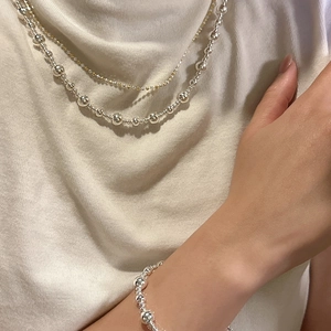 Ensemble collier en argent sterling S925 avec couches dégradées sur le cou d'un modèle
