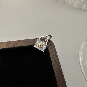 S925 silver vintage lock pendant with gold flower relief and engraved scroll patterns