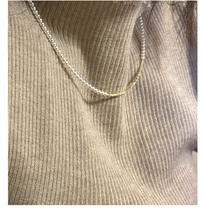 Dettaglio della collana in argento S925 con perle bianche e catena oro su maglia