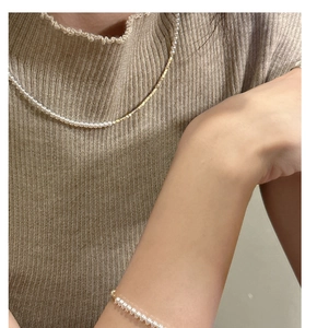 Dettaglio del set collana e bracciale di perle in argento S925 con accenti dorati