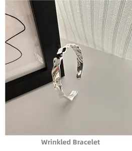 Dettaglio del bracciale in argento sterling S925 con trama increspata e marchio S925