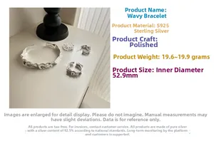 Dettaglio del bracciale aperto in argento sterling S925 con texture increspata e finitura lucida