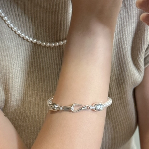 Elegant S925 silver panther clasp pearl necklace shown on a model with knitwear background