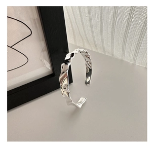Dettaglio del bracciale in argento S925 con trama a pieghe irregolari e finitura lucida