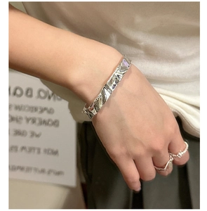 Vista dettagliata del bracciale in argento S925 con trama irregolare in metallo liquido