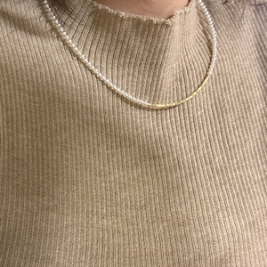 Collana minimalista in argento S925 con perle bianche e barra in metallo dorato testurizzato