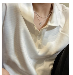 Gros plan sur le collier double couche en argent S925 avec pendentif rond poli