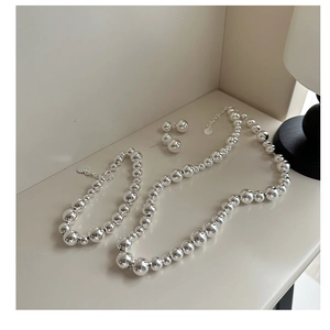 Close-up of S925 sterling silver bead jewelry set featuring gradient mirror polished finish