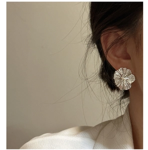 Close-up of S925 sterling silver floral stud earring featuring realistic pleated petal texture