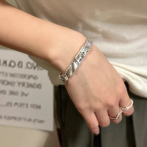 Bracciale rigido minimalista in argento sterling S925 con trama ondulata e stropicciata