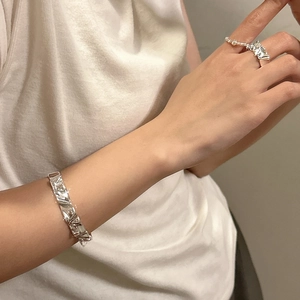 Bracciale e anello in argento sterling S925 con texture stropicciata e design aperto
