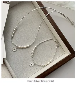 Détail de parure collier et bracelet en argent S925 avec cœurs et perles