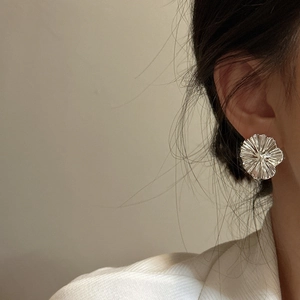 Minimalist S925 sterling silver floral stud earring with textured metal petals for women