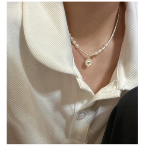 Vue détaillée du collier pendentif cœur en argent S925 sur une chaîne de perles