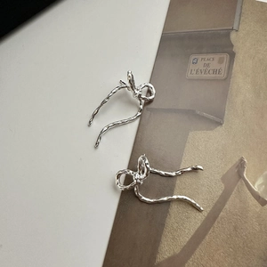 S925 sterling silver bow earrings with liquid metal hammered texture on white background
