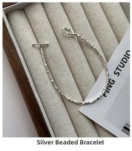 Dettaglio del bracciale in argento sterling S925 con chiusura OT e portagioie raffinato