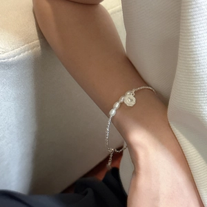 Bracelet en argent S925 avec perles et pendentif cœur sur une chaîne fine élégante