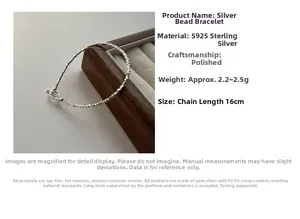 Dettaglio del bracciale in argento sterling S925 lucido su un supporto di legno