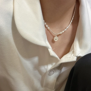 Collier pendentif cœur en argent S925 avec perles d'eau douce sur un polo gaufré