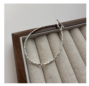 Dettaglio del bracciale a sfere in argento sterling S925 con chiusura OT su portagioie