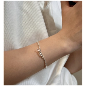 Dettaglio del bracciale in argento sterling S925 con chiusura a T e grani irregolari