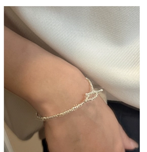 Dettaglio macro del bracciale in argento S925 martellato con pratica chiusura a scatto OT