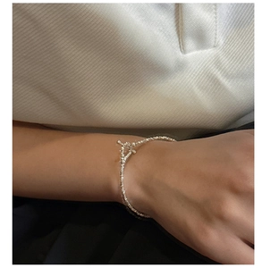 Dettaglio del bracciale in argento sterling S925 con catena a frammenti e chiusura OT