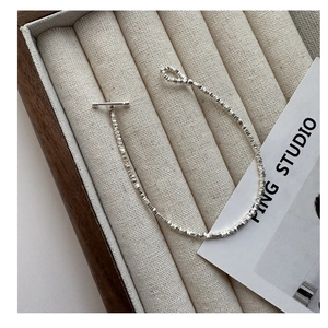 Dettaglio bracciale a pepite in argento S925 con chiusura OT su fodera in velluto