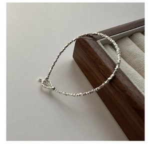 Dettaglio del bracciale in argento sterling S925 con grani irregolari e chiusura a T