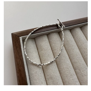 Dettaglio del bracciale in argento S925 con pepite irregolari e chiusura a barra a T
