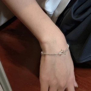 Bracciale a sfere in argento sterling S925 con chiusura a levetta OT indossato al polso