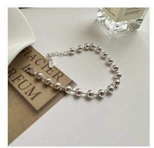 Dettaglio del bracciale a sfere in argento sterling S925 con chiusura a moschettone