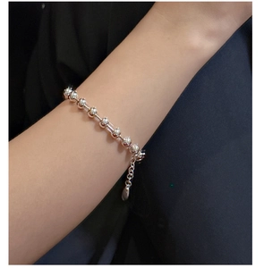 Dettaglio di un bracciale a sfere in argento sterling 925 con finitura metallica lucida