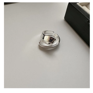 Detailed close-up of S925 sterling silver ring featuring a layered woven texture design