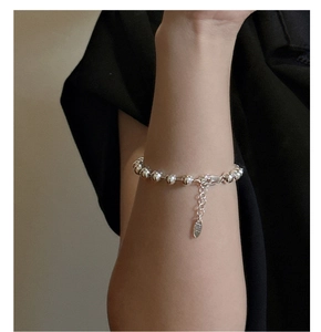 Dettaglio del bracciale con perline in argento S925 e catena di estensione regolabile
