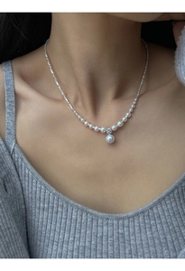 Detail of S925 silver necklace featuring gradient white pearls and a zircon pendant